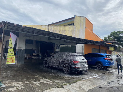 Car wash near palm horizon